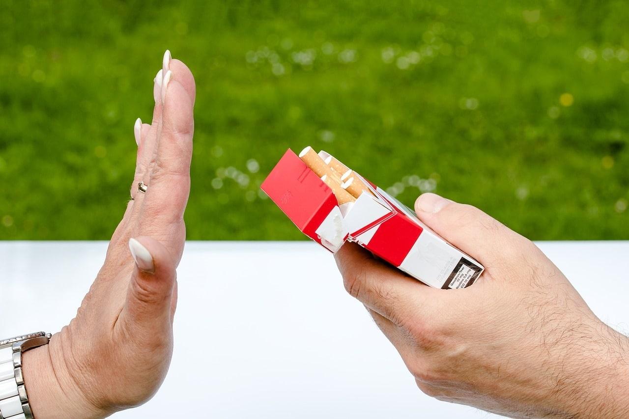 Ręka, która jednoznacznie wskazuje, że nie chce skorzystać z poczestunku papierosem